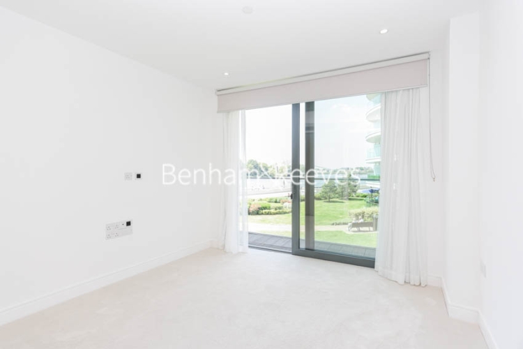 3 bedrooms flat to rent in Parr's Way, Hammersmith, W6-image 19