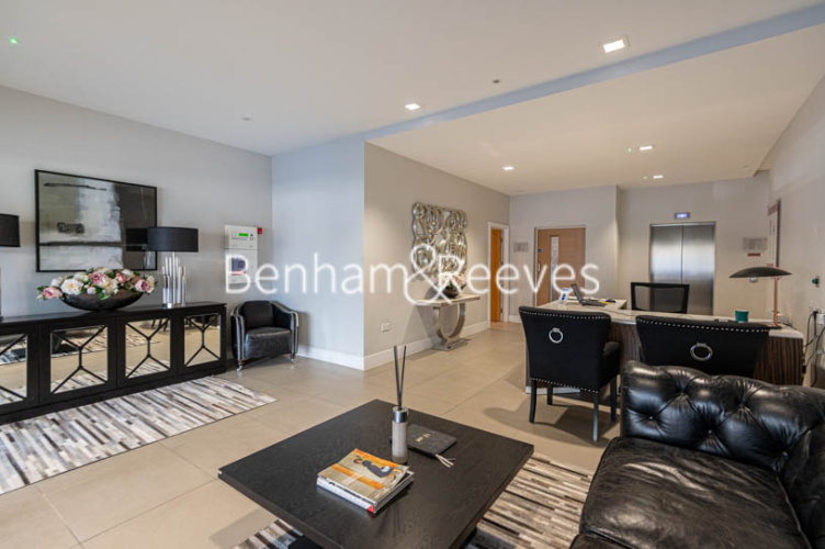 Studio flat to rent in King Street, Hammersmith, W6-image 1