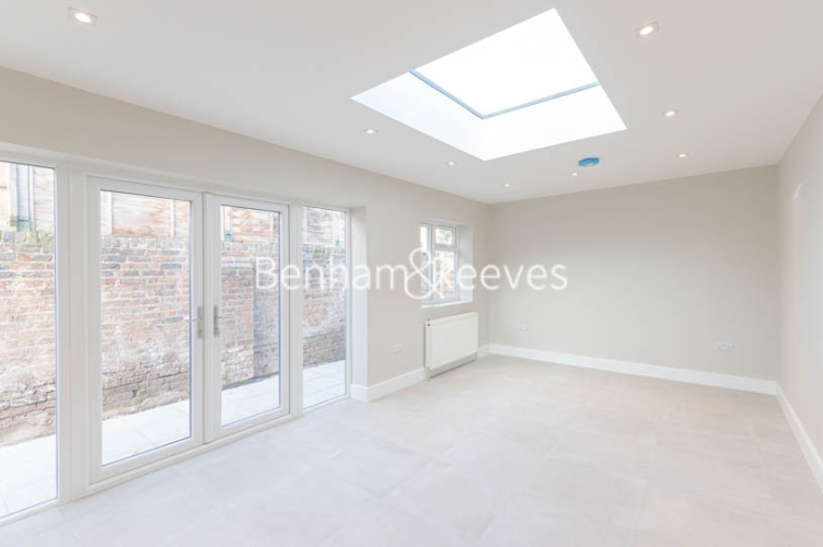 4  bedrooms house to rent in Chancellor Road, Hammersmith, W6-image 1