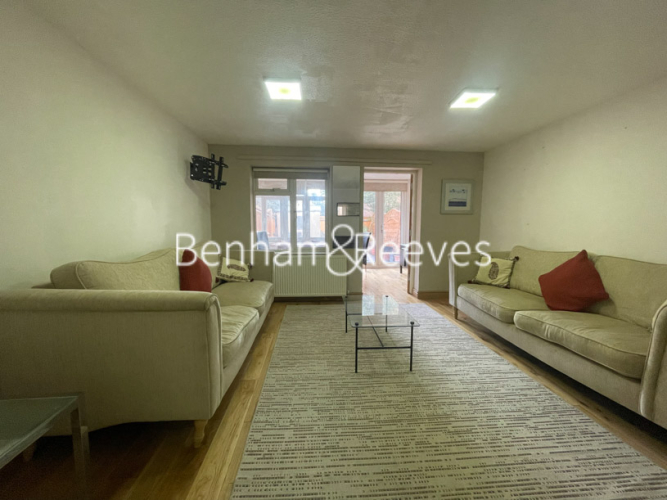 3  bedrooms house to rent in Albion Mews, Hammersmith, W6-image 1
