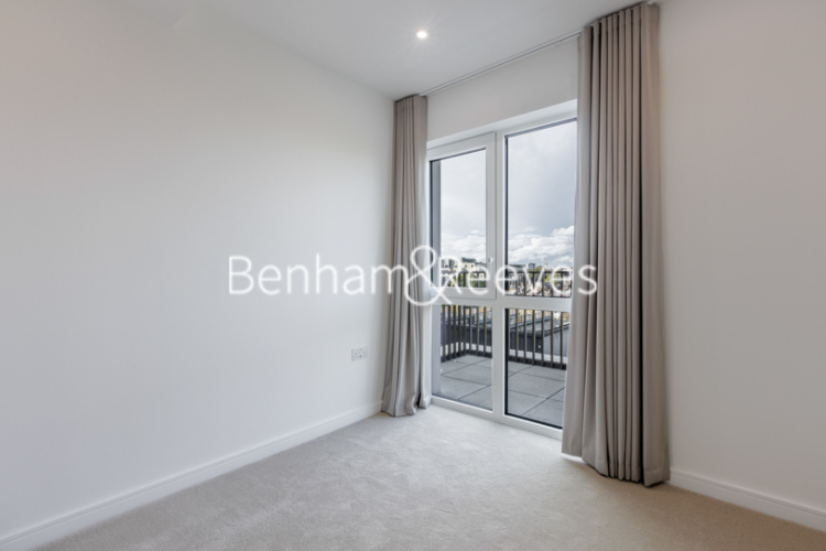 3  bedrooms flat to rent in Parrs Way, Hammersmith, W6-image 3
