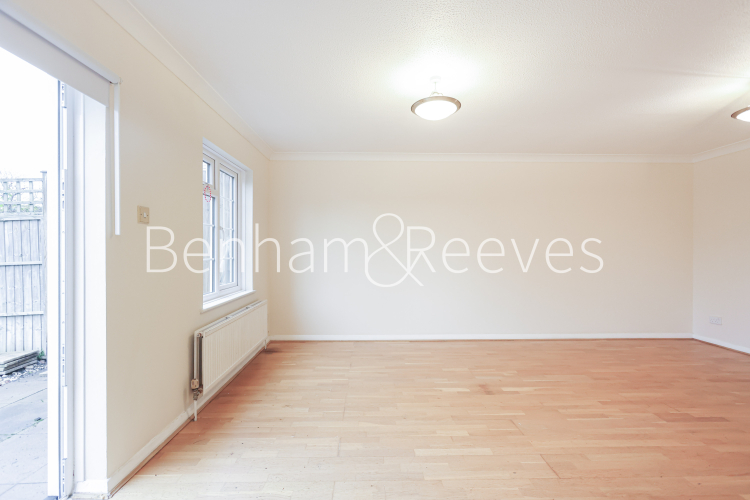 3 bedrooms flat to rent in Langham place, Hammersmith, W4-image 1