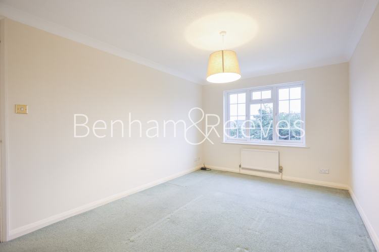 3 bedrooms flat to rent in Langham place, Hammersmith, W4-image 3