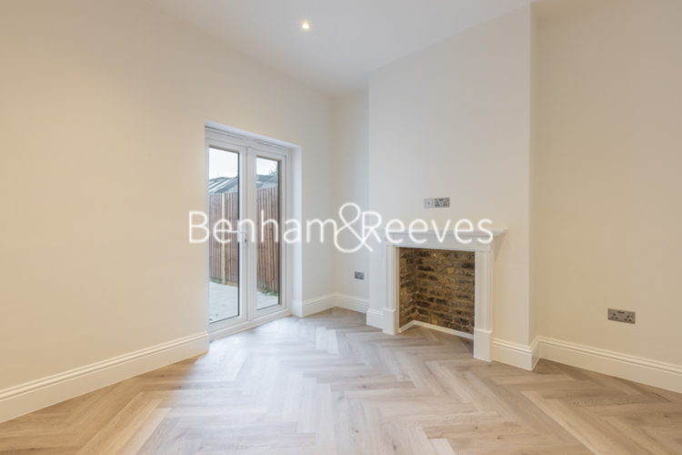4 bedrooms house to rent in Everington Street, Hammersmith, W6-image 1