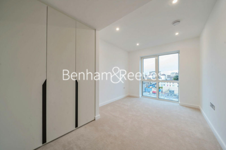 2  bedrooms flat to rent in Holland House, Parrs Way, W6-image 3