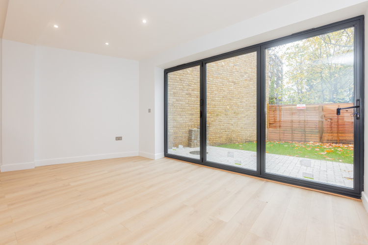 3  bedrooms flat to rent in Disraeli Road, Hammersmith, SW15-image 1