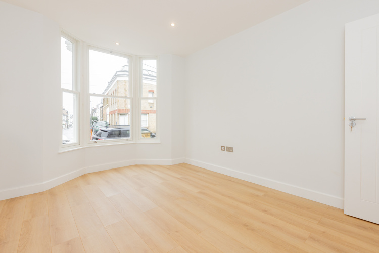 3  bedrooms flat to rent in Disraeli Road, Hammersmith, SW15-image 3