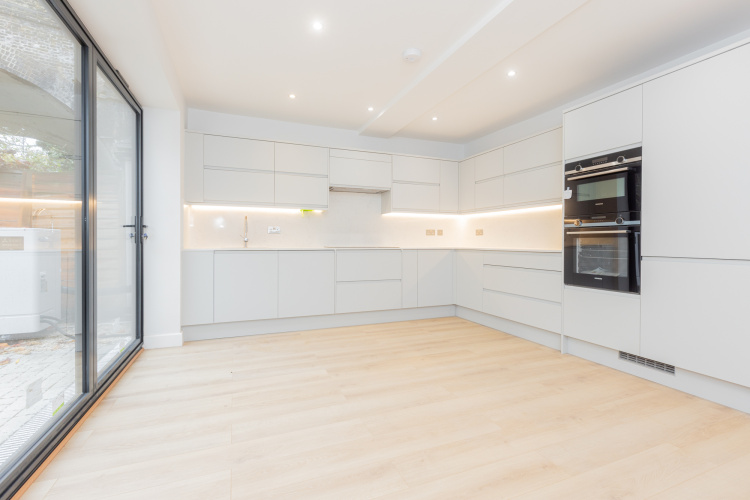 3  bedrooms flat to rent in Disraeli Road, Hammersmith, SW15-image 7