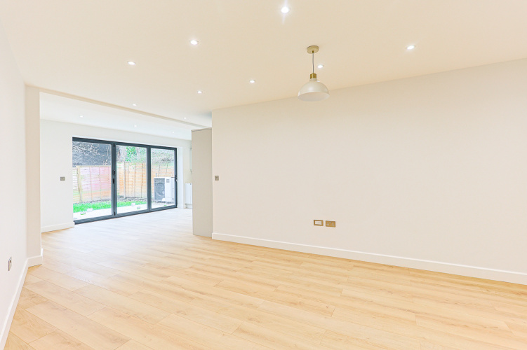 2  bedrooms flat to rent in Disraeli Road, Hammersmith, SW15-image 1