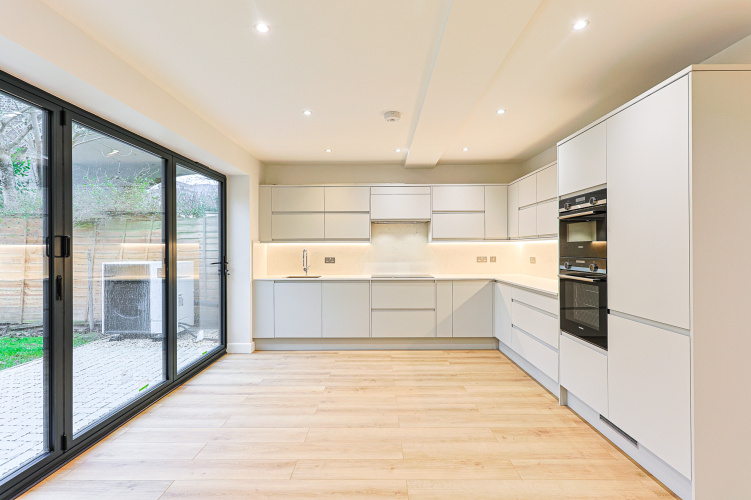 2  bedrooms flat to rent in Disraeli Road, Hammersmith, SW15-image 2