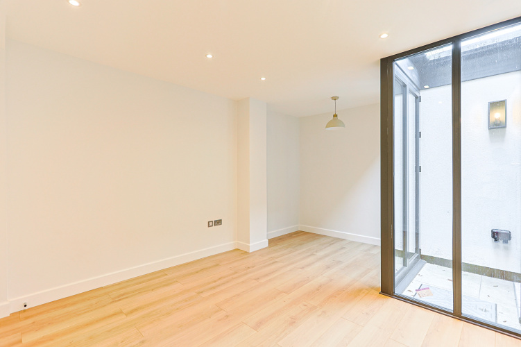 2  bedrooms flat to rent in Disraeli Road, Hammersmith, SW15-image 3