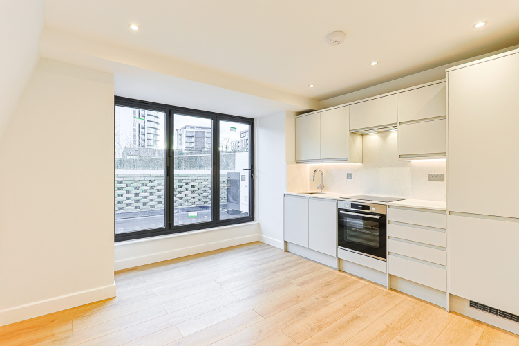 2  bedrooms flat to rent in Disraeli Road, Hammersmith, SW15-image 1