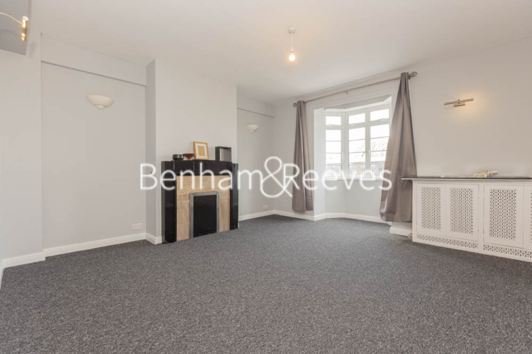 4  bedrooms flat to rent in Latymer Court, Hammersmith, W6-image 1