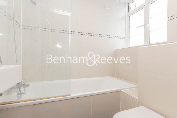 4  bedrooms flat to rent in Latymer Court, Hammersmith, W6-image 4