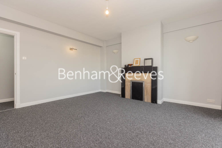 4  bedrooms flat to rent in Latymer Court, Hammersmith, W6-image 6
