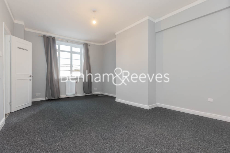 4  bedrooms flat to rent in Latymer Court, Hammersmith, W6-image 11