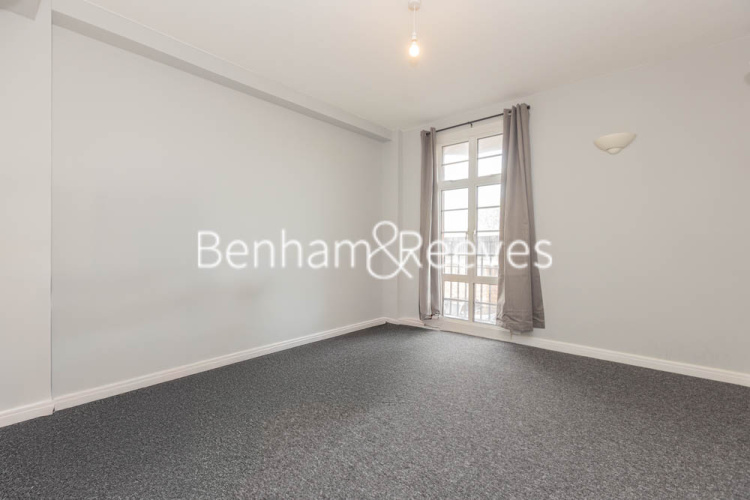 4  bedrooms flat to rent in Latymer Court, Hammersmith, W6-image 12