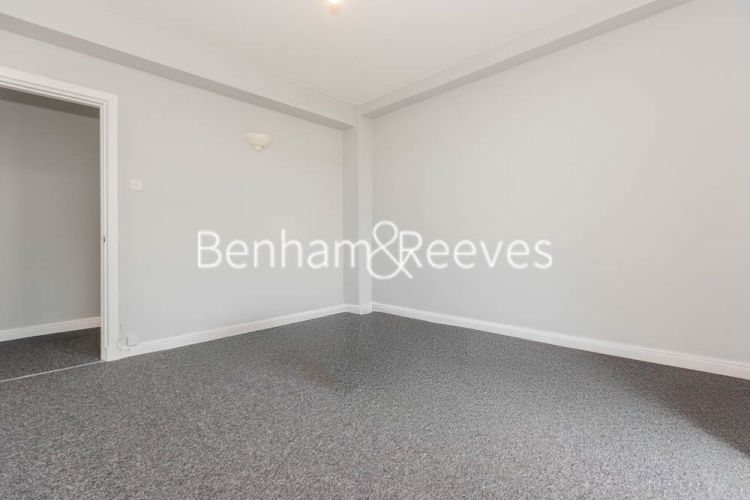 4  bedrooms flat to rent in Latymer Court, Hammersmith, W6-image 16