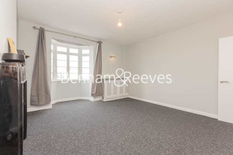 4  bedrooms flat to rent in Latymer Court, Hammersmith, W6-image 17