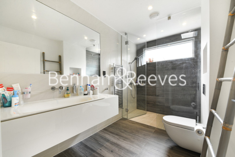 5  bedrooms flat to rent in Copse Hill, Hammersmith, SW20-image 4