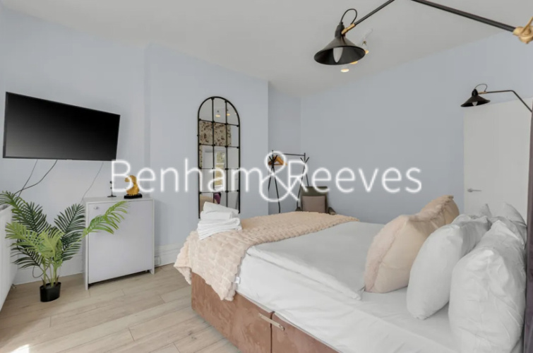 Studio flat to rent in Lena Gardens, Hammersmith, W6-image 2