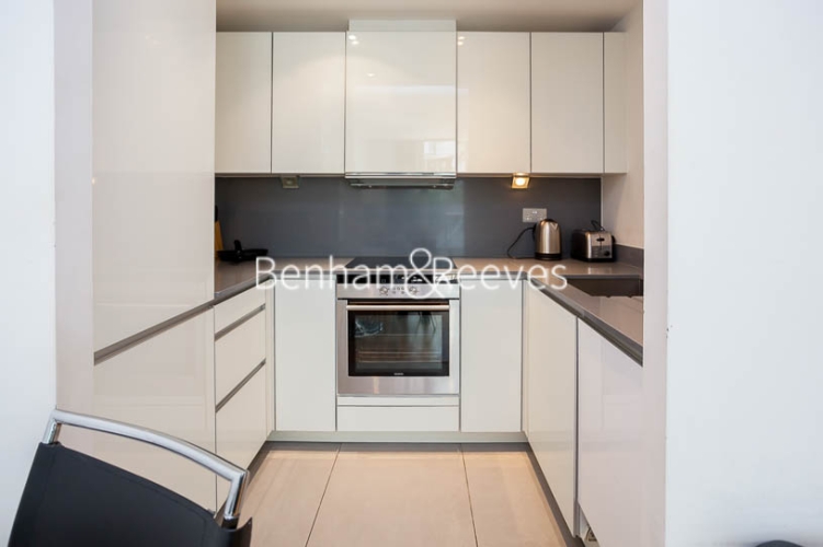 1 bedroom flat to rent in Times Square, City Quarter, E1-image 2