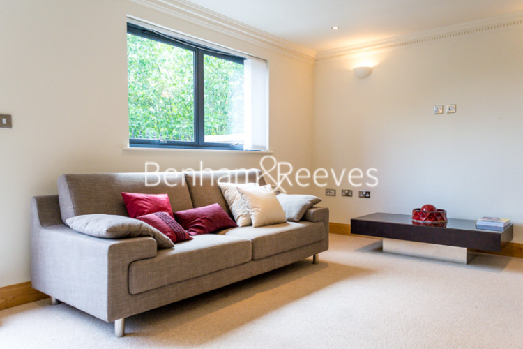 3  bedrooms house to rent in School Mews, Cable Street, E1-image 1