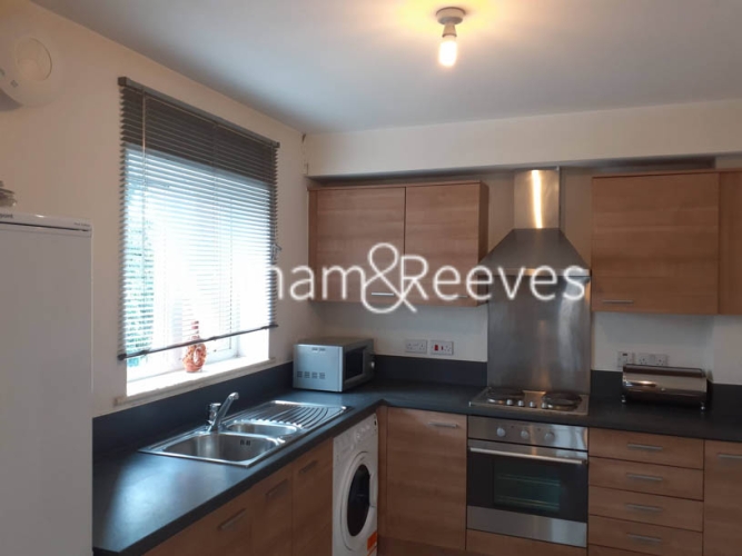 1 bedroom flat to rent in High Road, Ilford, IG1-image 2