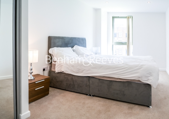 1 bedroom flat to rent in Ravenscroft Court, Essian Sreet, E1-image 2