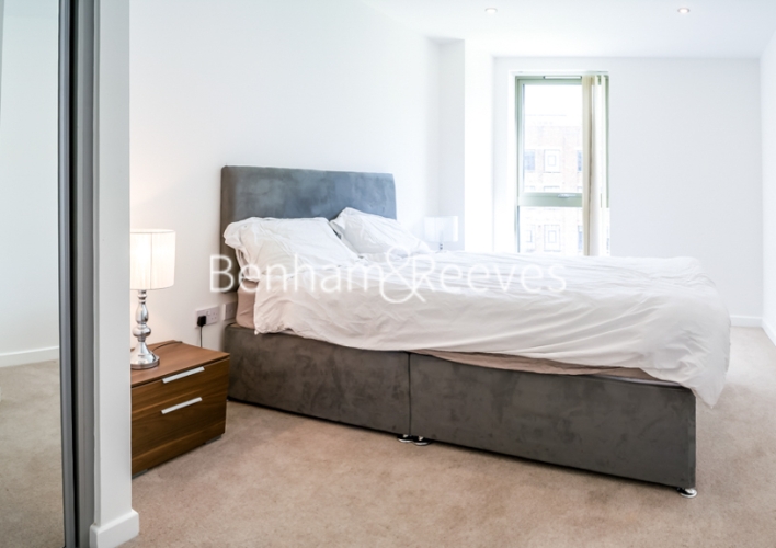 1  bedroom flat to rent in Ravenscroft Court, Essian Sreet, E1-image 2