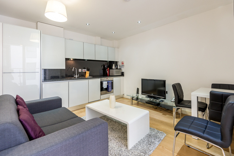 1 bedroom flat to rent in Alie Street, Aldgate East, E1-image 1