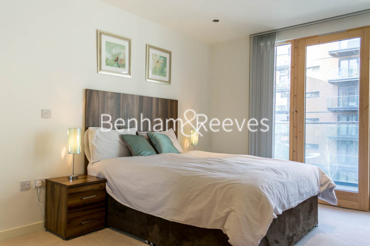 1 bedroom flat to rent in Cobblestone Square, Wapping Lane, E1W-image 2