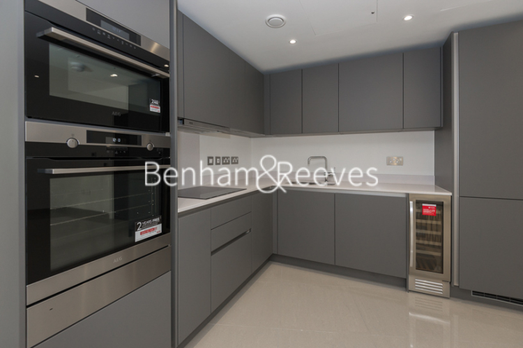 3 bedrooms flat to rent in Delphini Apartments, St George Circus, SE1-image 1