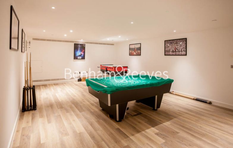 3 bedrooms flat to rent in Rosemary Building, Royal Mint Gardens, E1-image 14