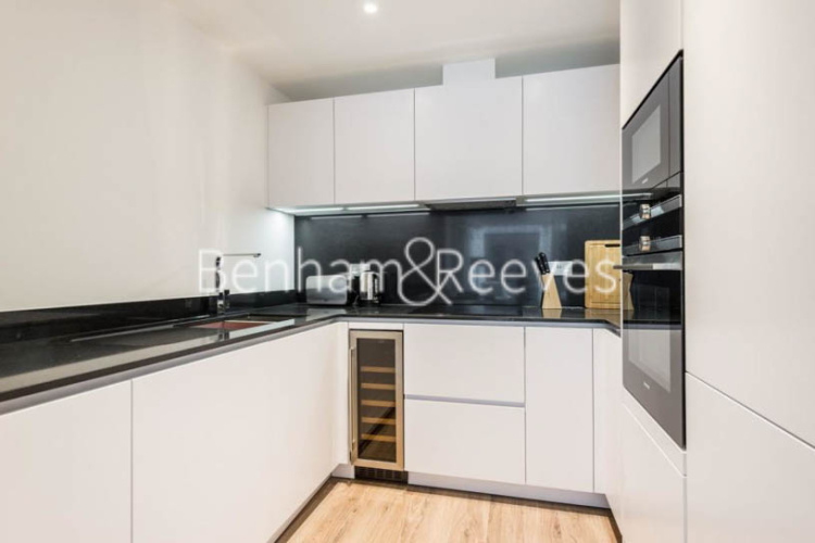1  bedroom flat to rent in Piazza Walk, Aldgate, E1-image 2