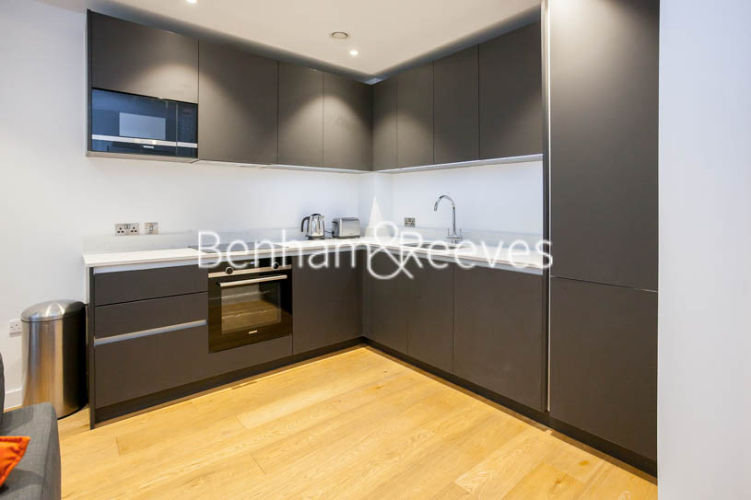 1 bedroom flat to rent in Luxe Tower, Dock Street, E1-image 2