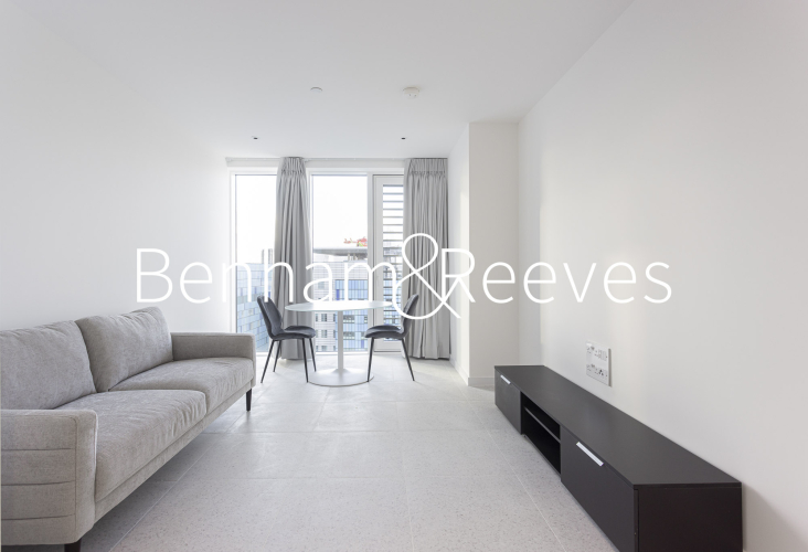 1 bedroom flat to rent in Bouchon Point, Silk District, E1-image 1
