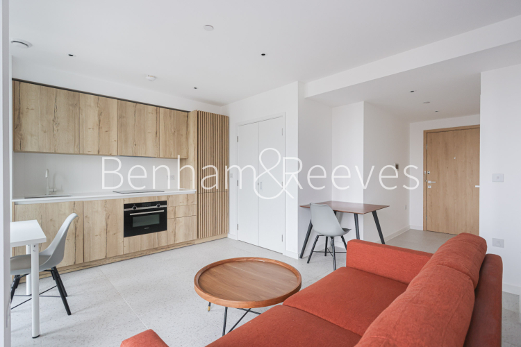 Studio flat to rent in Tapestry Way, Silk District, E1-image 1