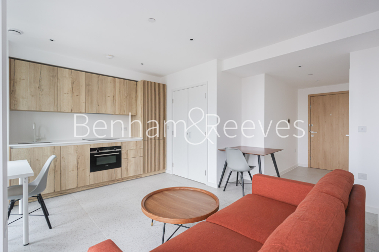 1  bedroom flat to rent in Bouchon Point, Silk District, E1-image 1
