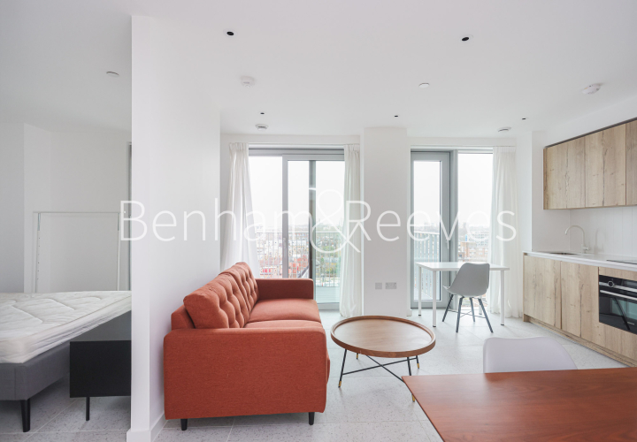 Studio flat to rent in Tapestry Way, Silk District, E1-image 2