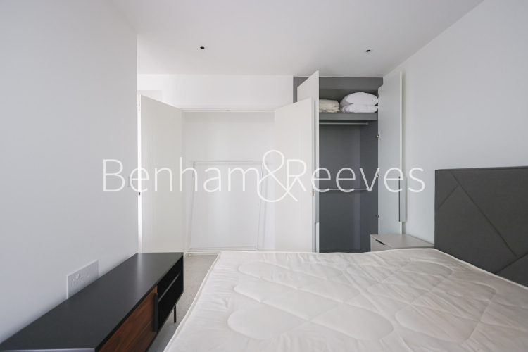 Studio flat to rent in Tapestry Way, Silk District, E1-image 3