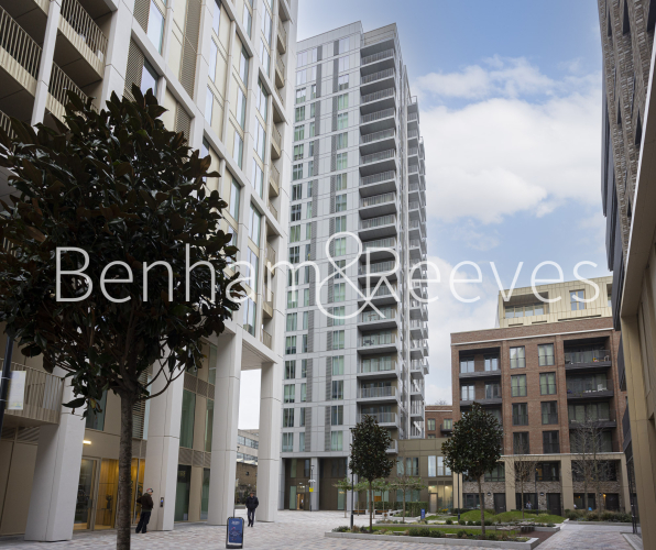 Studio flat to rent in Tapestry Way, Silk District, E1-image 6