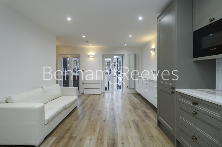 3  bedrooms flat to rent in Mews Street, St Katherine Docks, Wapping, E1W-image 1