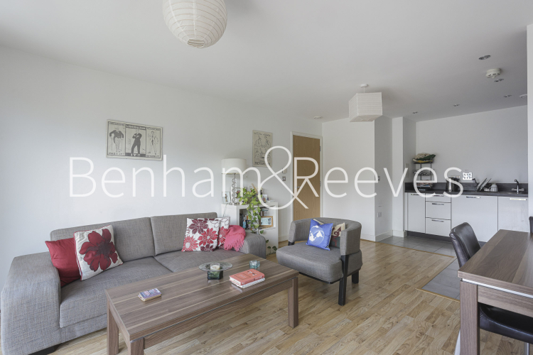 1  bedroom flat to rent in Montreal House, Surrey Quays Road, SE16-image 1