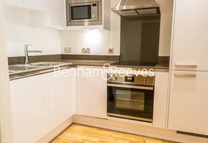 1  bedroom flat to rent in Admirals Tower, New Capital Quay, Greenwich, SE10-image 2