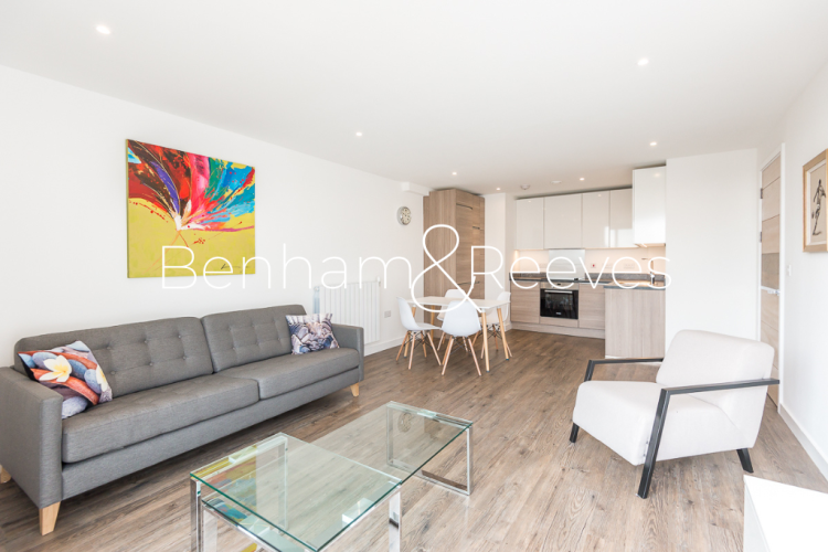 1  bedroom flat to rent in Whiting Way, Surrey Quays, SE16-image 1