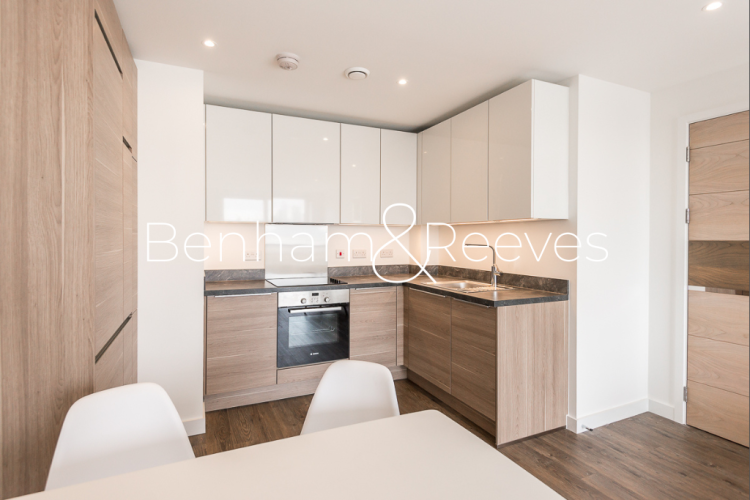 1  bedroom flat to rent in Whiting Way, Surrey Quays, SE16-image 2