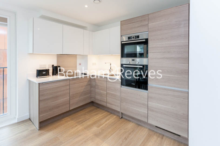 2  bedrooms flat to rent in Royal Victoria Gardens, Whiting Way, SE16-image 2
