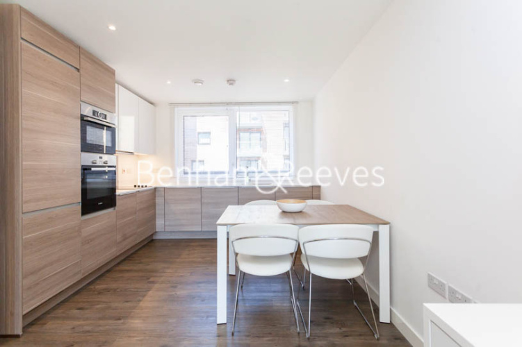 2  bedrooms flat to rent in Royal Victoria Gardens, Whiting Way, SE16-image 2
