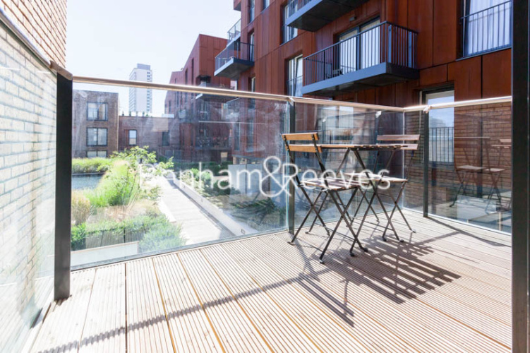 2  bedrooms flat to rent in Royal Victoria Gardens, Whiting Way, SE16-image 5